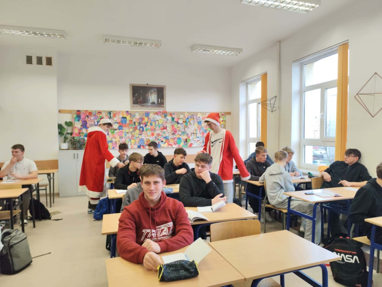 Czerwono i świątecznie. Mikołajki pełne słodyczy w ZSZ nr 1 w Ostrołęce! fot. ZSZ nr 1 [8.12.2025] - zdjęcie #20 - eOstroleka.pl