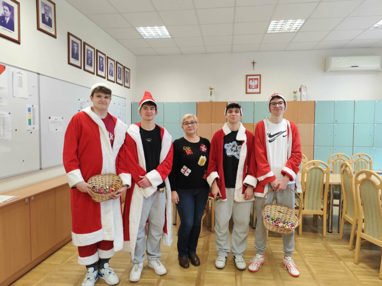 Czerwono i świątecznie. Mikołajki pełne słodyczy w ZSZ nr 1 w Ostrołęce! fot. ZSZ nr 1 [8.12.2025] - zdjęcie #18 - eOstroleka.pl
