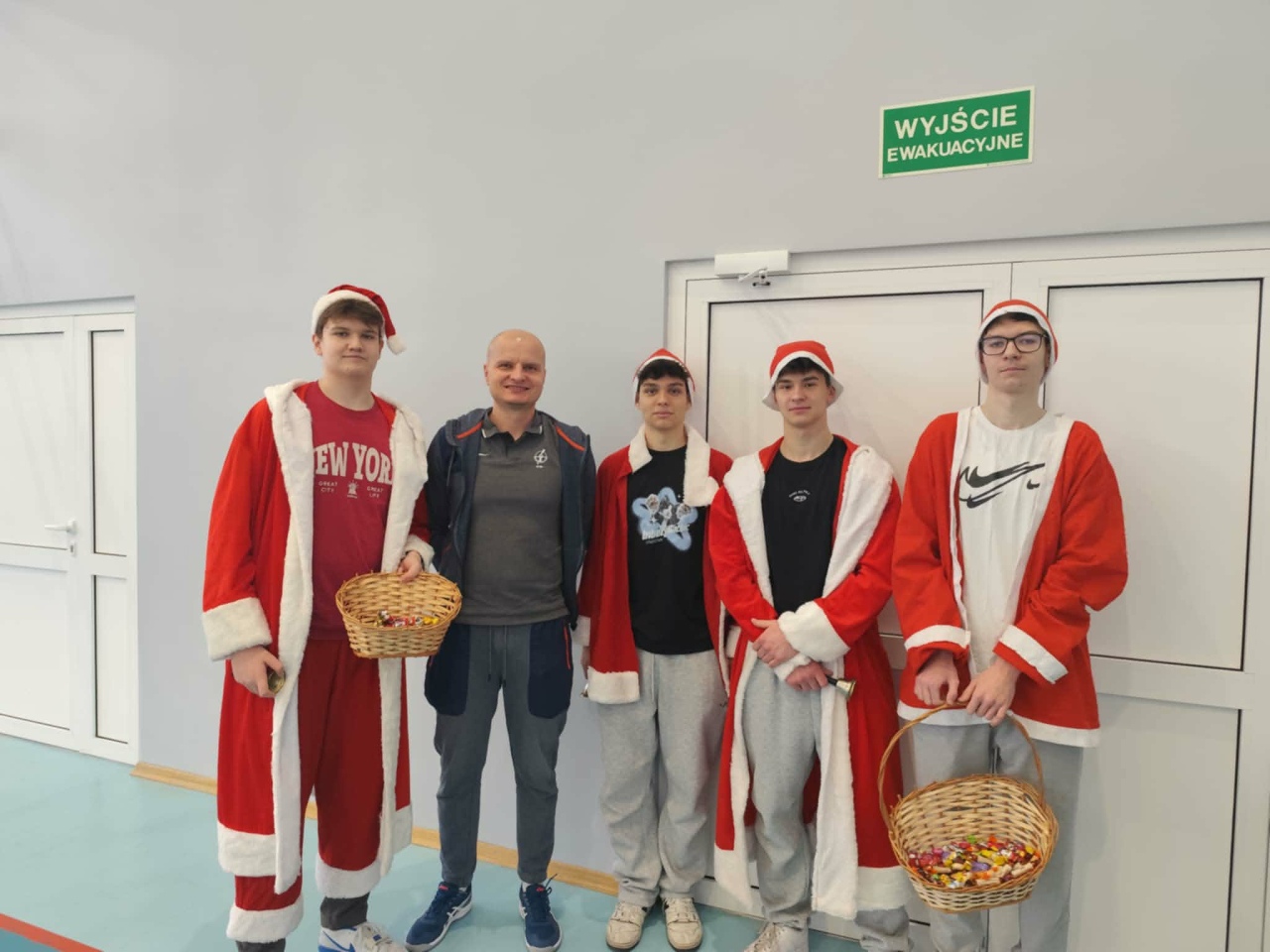 Czerwono i świątecznie. Mikołajki pełne słodyczy w ZSZ nr 1 w Ostrołęce! fot. ZSZ nr 1 [8.12.2025] - zdjęcie #17 - eOstroleka.pl