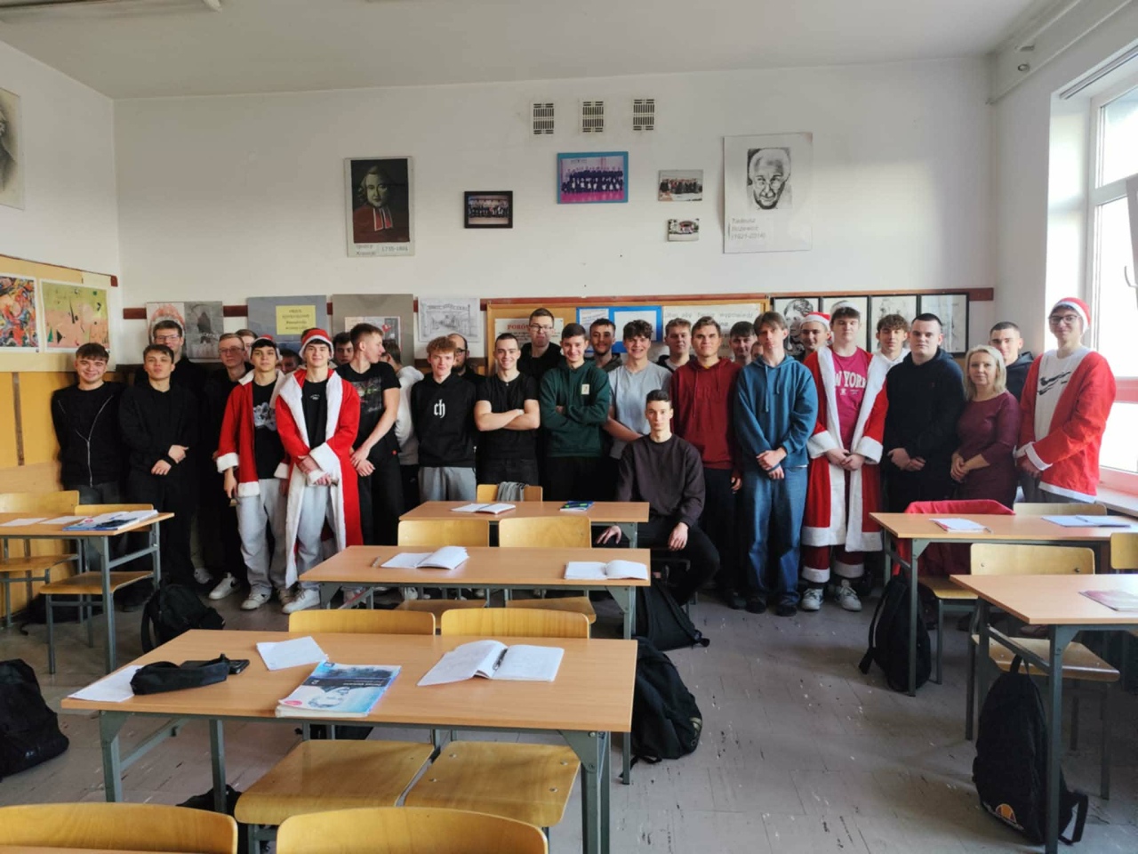 Czerwono i świątecznie. Mikołajki pełne słodyczy w ZSZ nr 1 w Ostrołęce! fot. ZSZ nr 1 [8.12.2025] - zdjęcie #15 - eOstroleka.pl