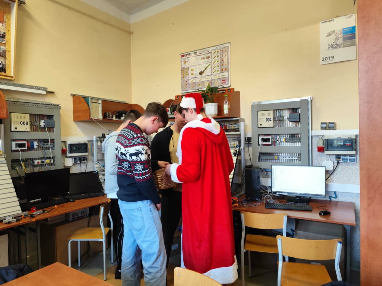 Czerwono i świątecznie. Mikołajki pełne słodyczy w ZSZ nr 1 w Ostrołęce! fot. ZSZ nr 1 [8.12.2025] - zdjęcie #14 - eOstroleka.pl