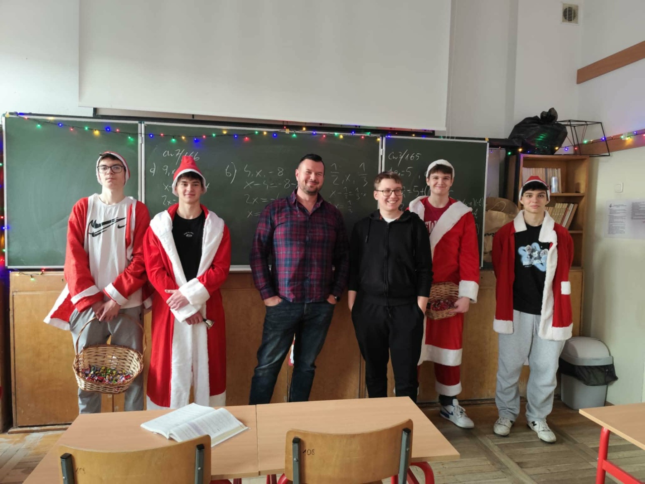 Czerwono i świątecznie. Mikołajki pełne słodyczy w ZSZ nr 1 w Ostrołęce! fot. ZSZ nr 1 [8.12.2025] - zdjęcie #12 - eOstroleka.pl