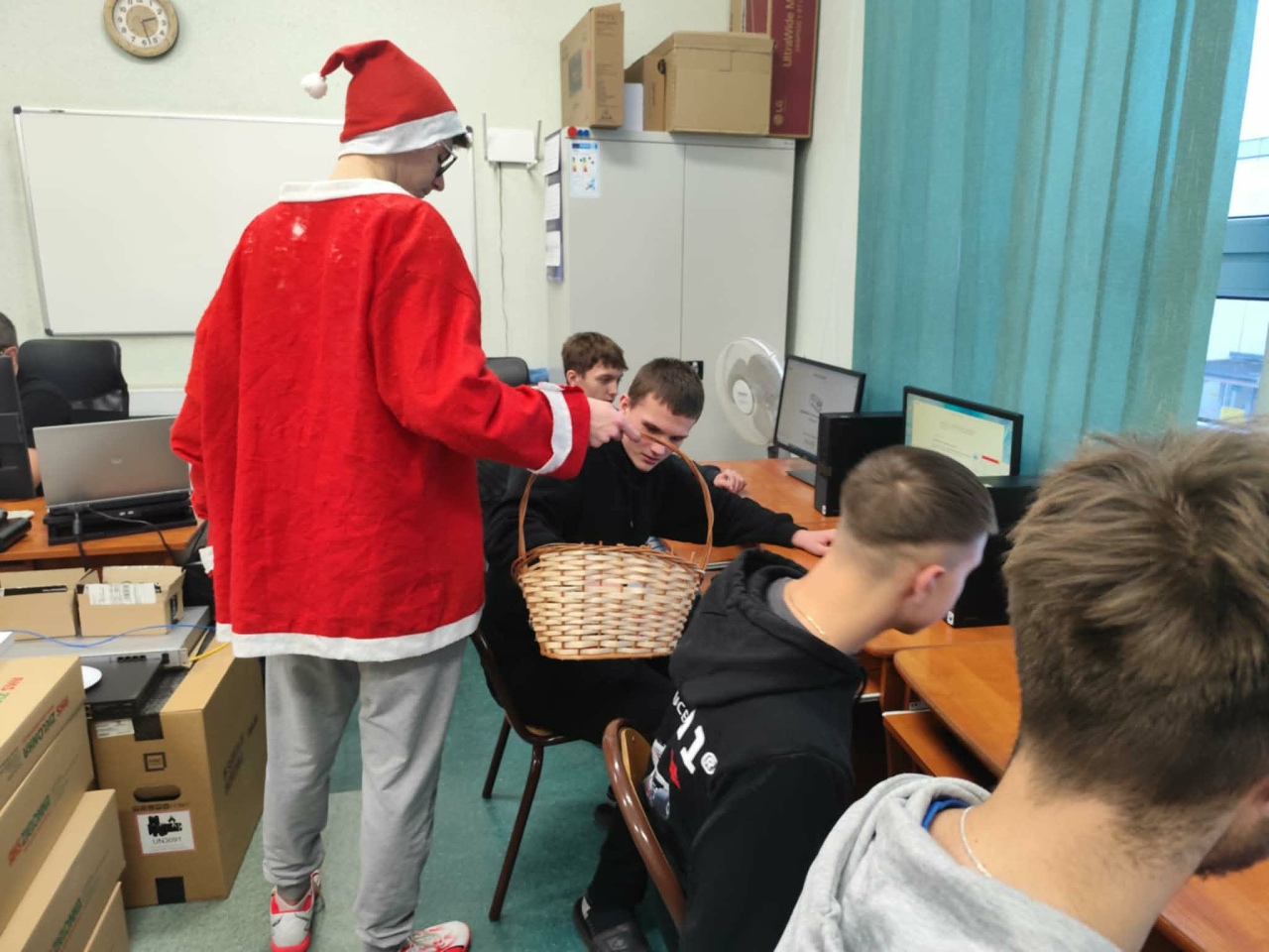Czerwono i świątecznie. Mikołajki pełne słodyczy w ZSZ nr 1 w Ostrołęce! fot. ZSZ nr 1 [8.12.2025] - zdjęcie #11 - eOstroleka.pl