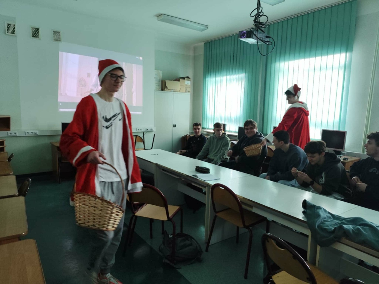 Czerwono i świątecznie. Mikołajki pełne słodyczy w ZSZ nr 1 w Ostrołęce! fot. ZSZ nr 1 [8.12.2025] - zdjęcie #10 - eOstroleka.pl