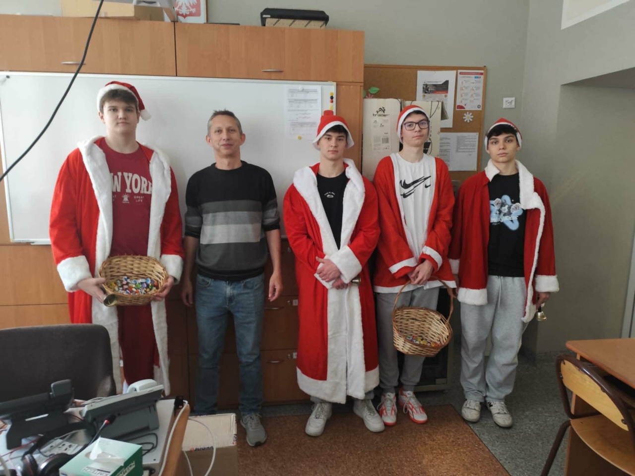 Czerwono i świątecznie. Mikołajki pełne słodyczy w ZSZ nr 1 w Ostrołęce! fot. ZSZ nr 1 [8.12.2025] - zdjęcie #9 - eOstroleka.pl