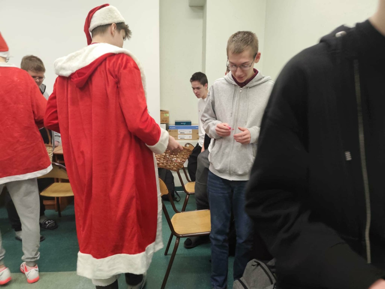 Czerwono i świątecznie. Mikołajki pełne słodyczy w ZSZ nr 1 w Ostrołęce! fot. ZSZ nr 1 [8.12.2025] - zdjęcie #7 - eOstroleka.pl