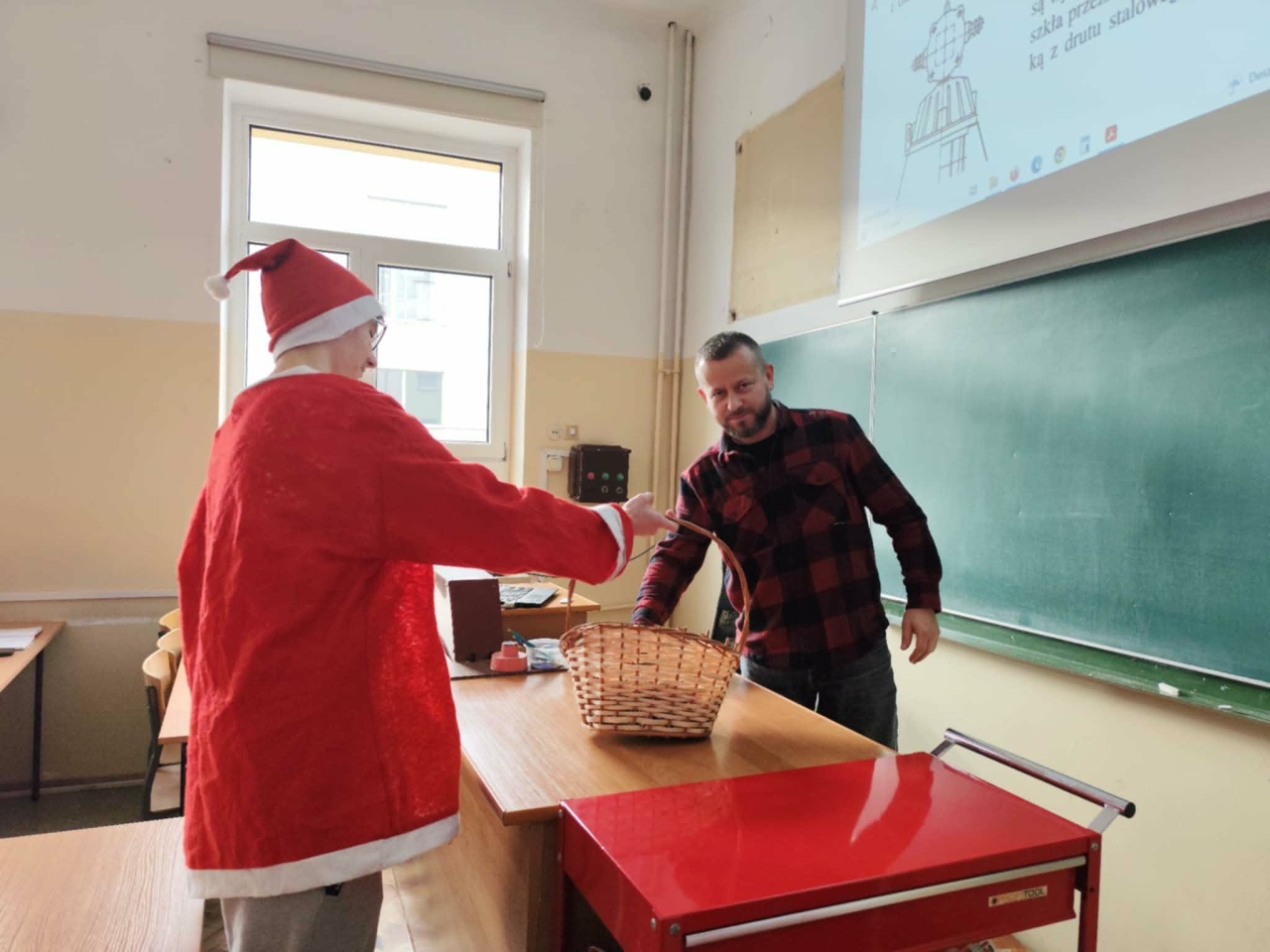 Czerwono i świątecznie. Mikołajki pełne słodyczy w ZSZ nr 1 w Ostrołęce! fot. ZSZ nr 1 [8.12.2025] - zdjęcie #6 - eOstroleka.pl