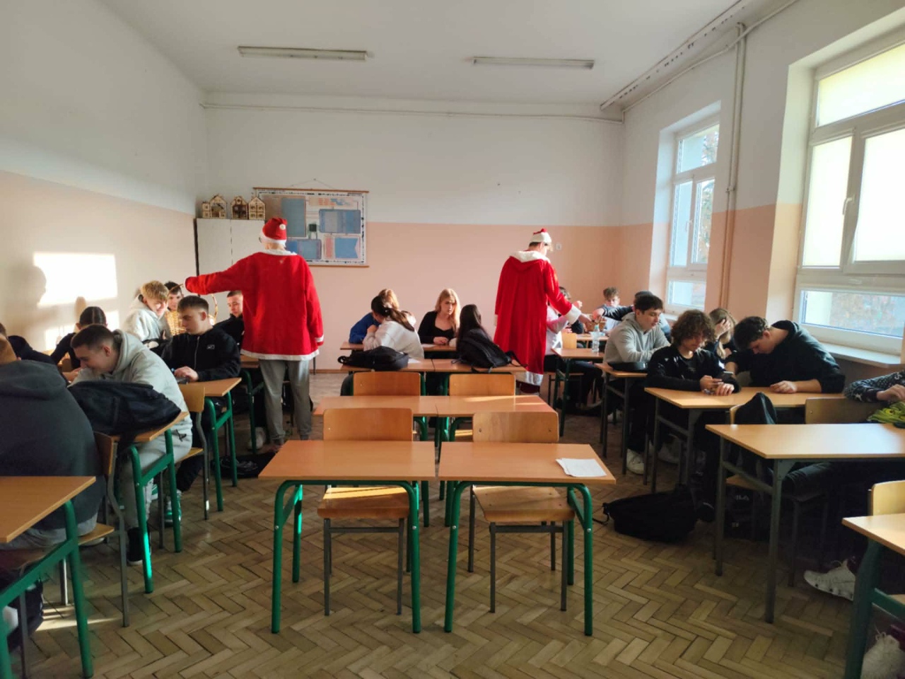Czerwono i świątecznie. Mikołajki pełne słodyczy w ZSZ nr 1 w Ostrołęce! fot. ZSZ nr 1 [8.12.2025] - zdjęcie #5 - eOstroleka.pl