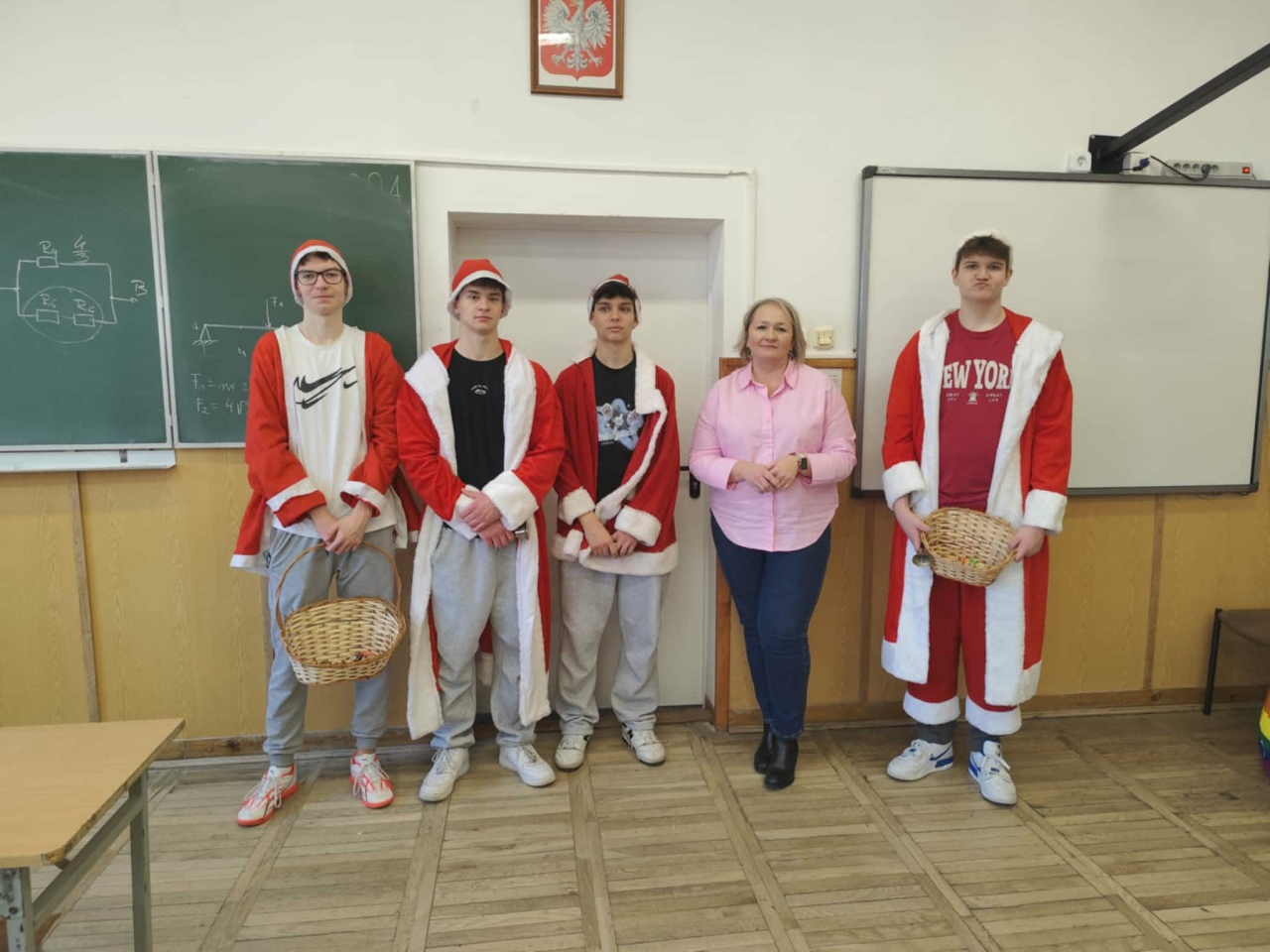 Czerwono i świątecznie. Mikołajki pełne słodyczy w ZSZ nr 1 w Ostrołęce! fot. ZSZ nr 1 [8.12.2025] - zdjęcie #4 - eOstroleka.pl