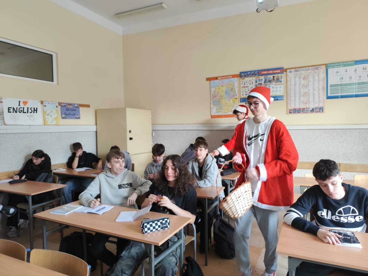 Czerwono i świątecznie. Mikołajki pełne słodyczy w ZSZ nr 1 w Ostrołęce! fot. ZSZ nr 1 [8.12.2025] - zdjęcie #3 - eOstroleka.pl