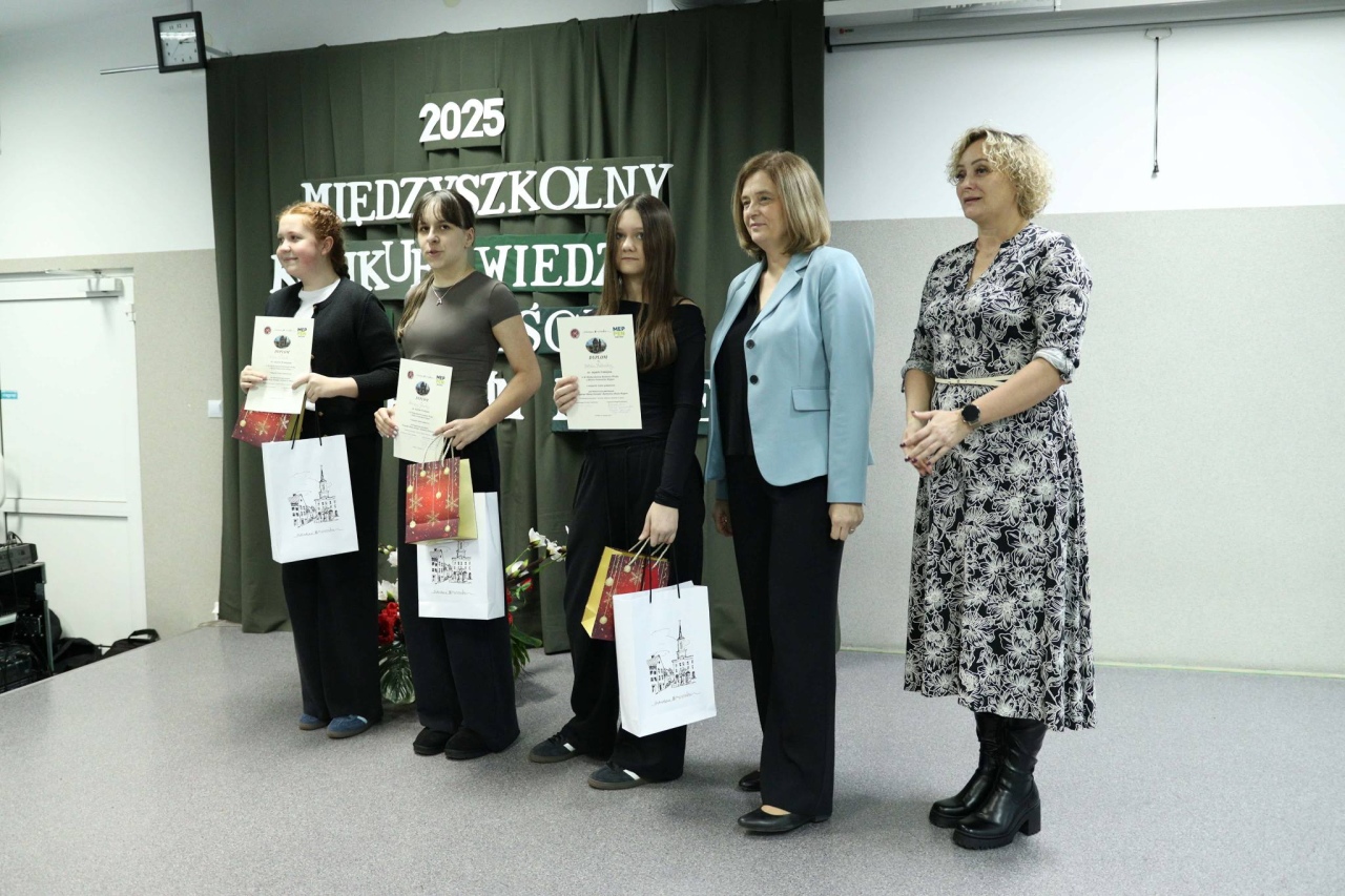 III Międzyszkolny Konkurs Wiedzy o Mieście Partnerskim Meppen fot. ZSZ nr 2 [8.12.2025] - zdjęcie #5 - eOstroleka.pl