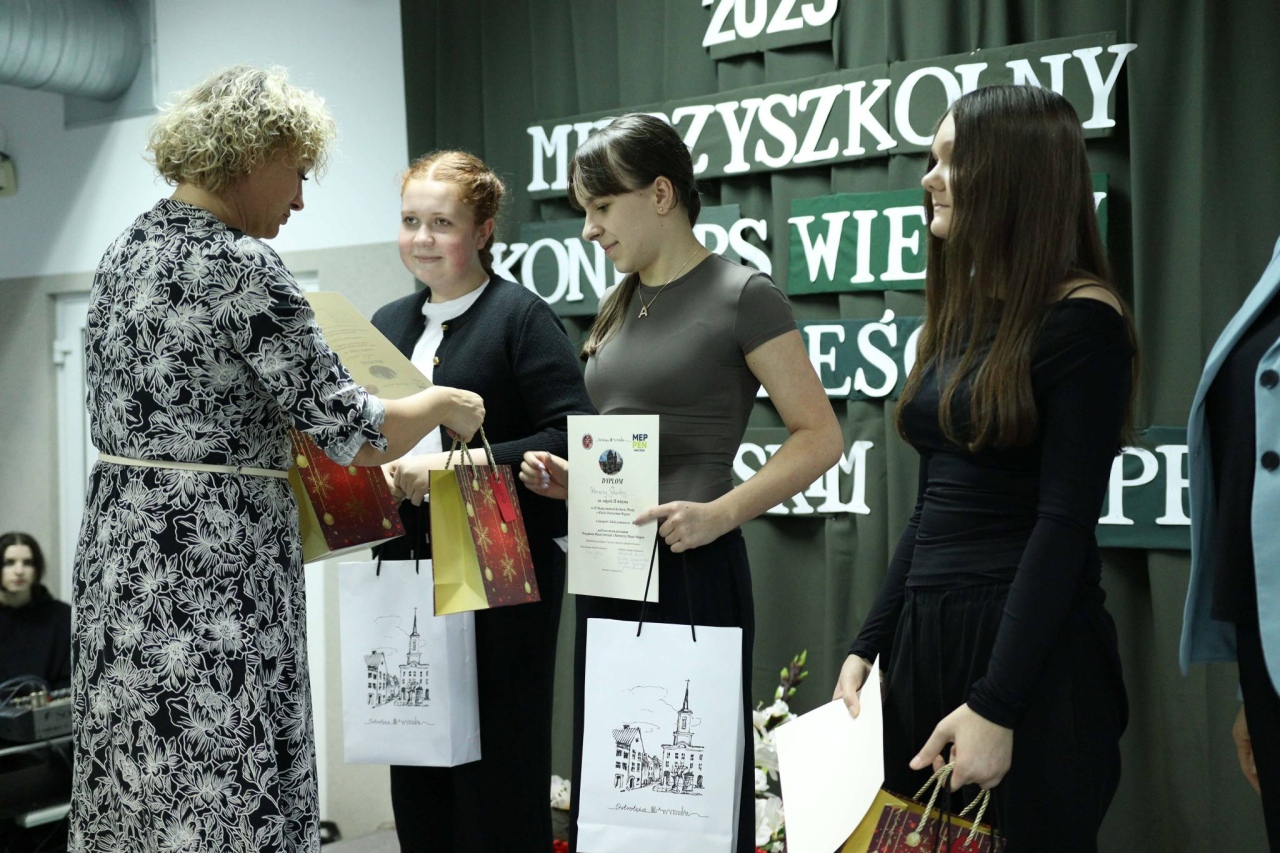 III Międzyszkolny Konkurs Wiedzy o Mieście Partnerskim Meppen fot. ZSZ nr 2 [8.12.2025] - zdjęcie #2 - eOstroleka.pl