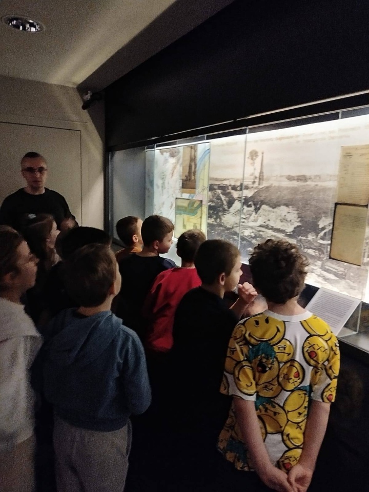 Żywa lekcja historii: klasa 2A ze Szkoły Podstawowej nr 5 na Fortach Bema, fot. SP nr 5 [10.12.2025] - zdjęcie #19 - eOstroleka.pl