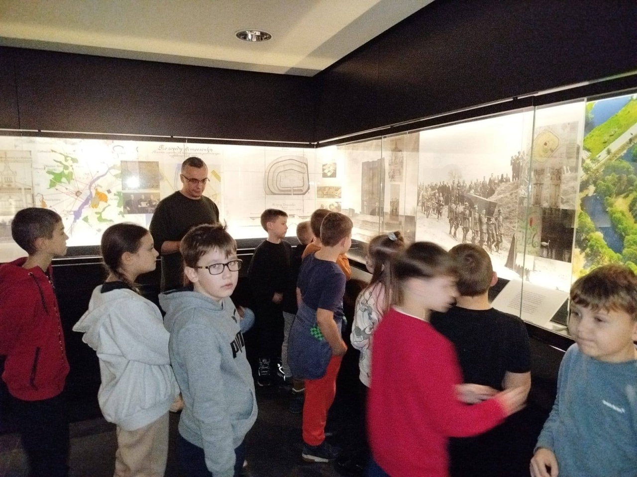 Żywa lekcja historii: klasa 2A ze Szkoły Podstawowej nr 5 na Fortach Bema, fot. SP nr 5 [10.12.2025] - zdjęcie #15 - eOstroleka.pl