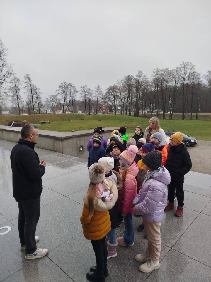 Żywa lekcja historii: klasa 2A ze Szkoły Podstawowej nr 5 na Fortach Bema, fot. SP nr 5 [10.12.2025] - zdjęcie #12 - eOstroleka.pl