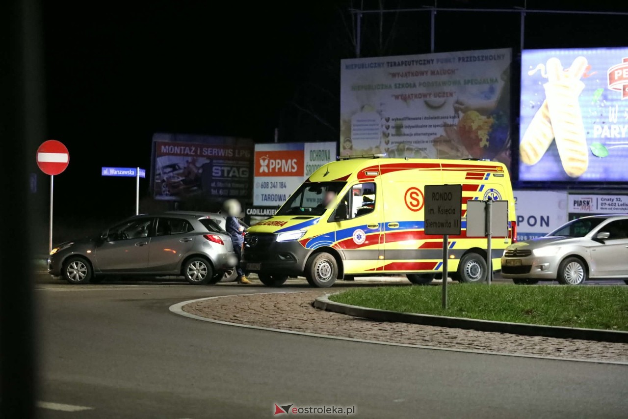 Kolizja na rondzie Siemowita III w Ostrołęce [11.12.2025] - zdjęcie #7 - eOstroleka.pl