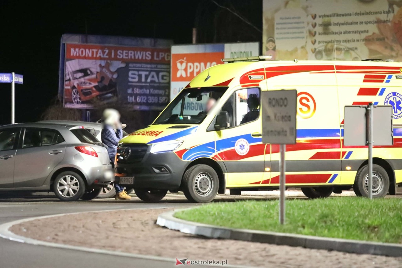 Kolizja na rondzie Siemowita III w Ostrołęce [11.12.2025] - zdjęcie #5 - eOstroleka.pl