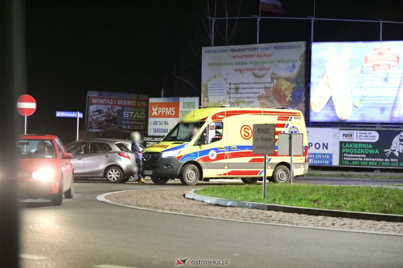Kolizja na rondzie Siemowita III w Ostrołęce [11.12.2025] - zdjęcie #4 - eOstroleka.pl
