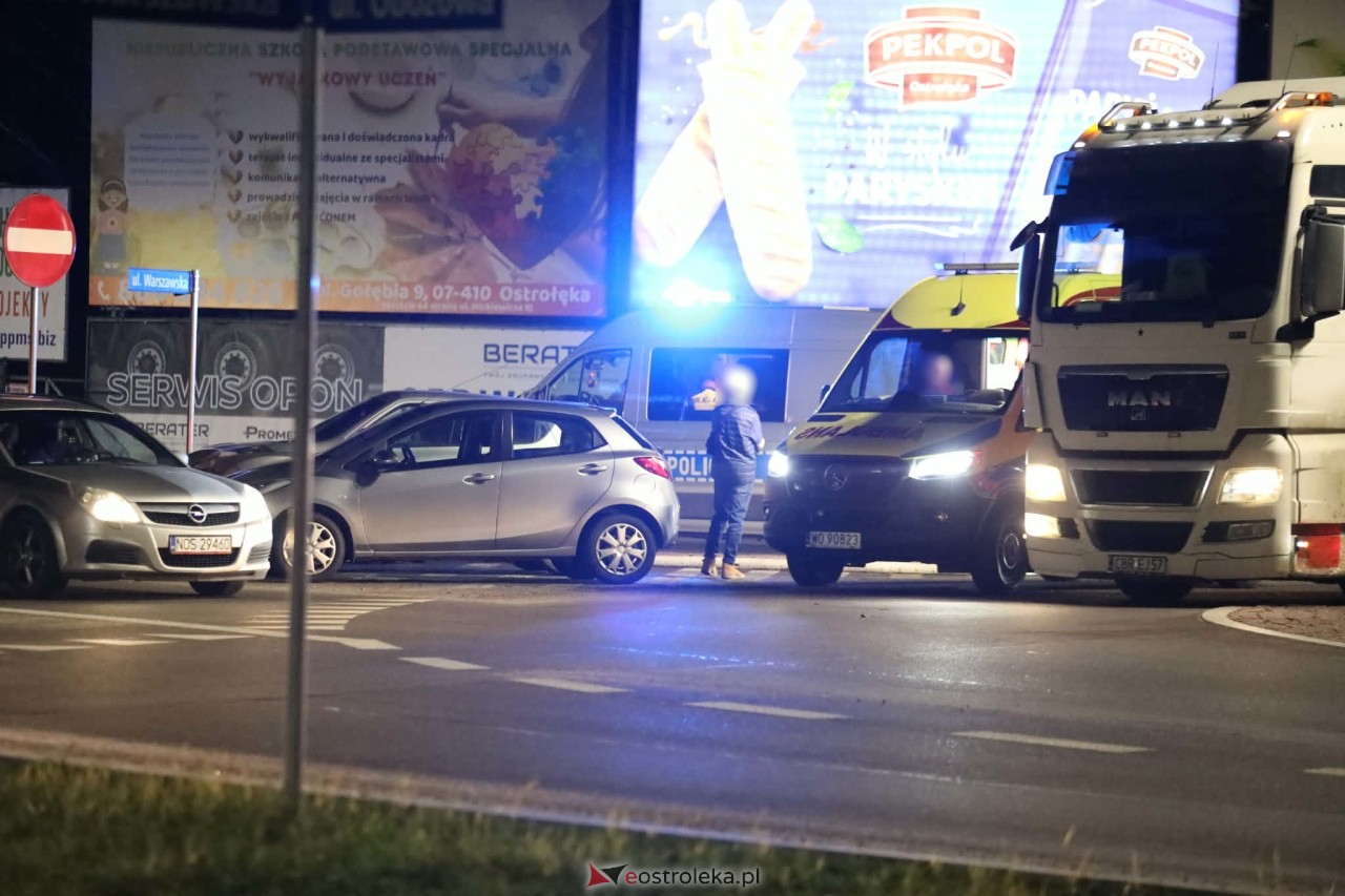 Kolizja na rondzie Siemowita III w Ostrołęce [11.12.2025] - zdjęcie #2 - eOstroleka.pl
