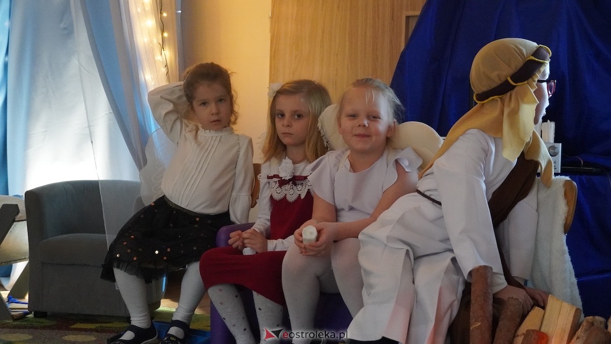 Jasełka i wspólne kolędowanie Przedszkole Miejskie Kraina Marzeń w Ostrołęce [12.12.2025] - zdjęcie #103 - eOstroleka.pl