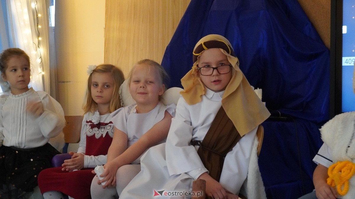 Jasełka i wspólne kolędowanie Przedszkole Miejskie Kraina Marzeń w Ostrołęce [12.12.2025] - zdjęcie #100 - eOstroleka.pl