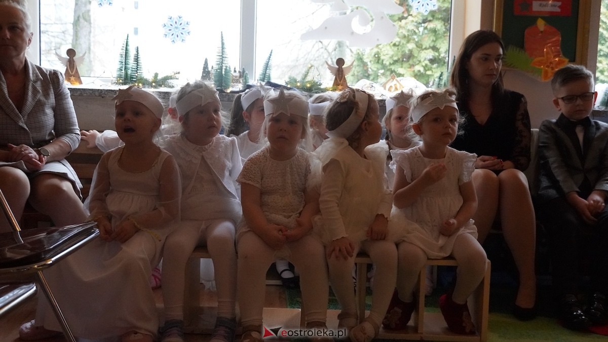 Jasełka i wspólne kolędowanie Przedszkole Miejskie Kraina Marzeń w Ostrołęce [12.12.2025] - zdjęcie #99 - eOstroleka.pl