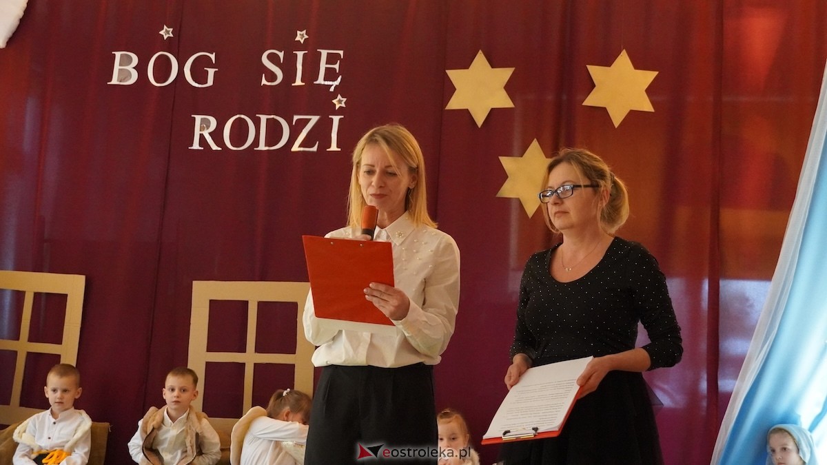 Jasełka i wspólne kolędowanie Przedszkole Miejskie Kraina Marzeń w Ostrołęce [12.12.2025] - zdjęcie #97 - eOstroleka.pl