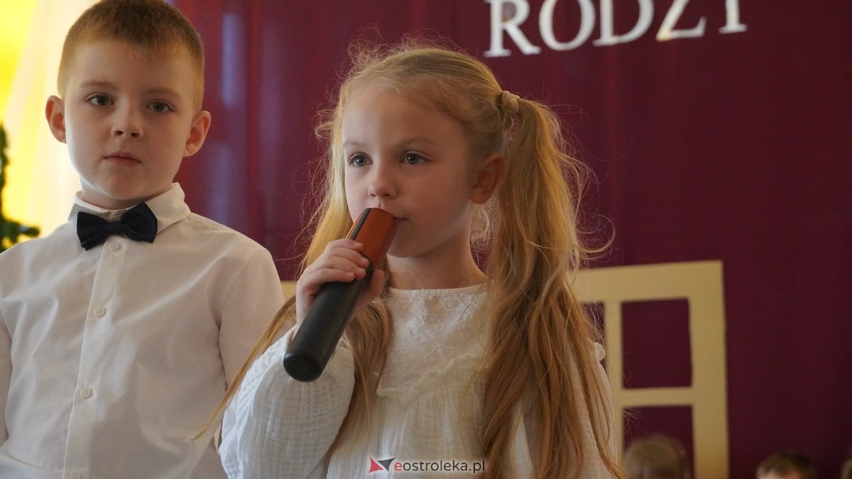 Jasełka i wspólne kolędowanie Przedszkole Miejskie Kraina Marzeń w Ostrołęce [12.12.2025] - zdjęcie #85 - eOstroleka.pl