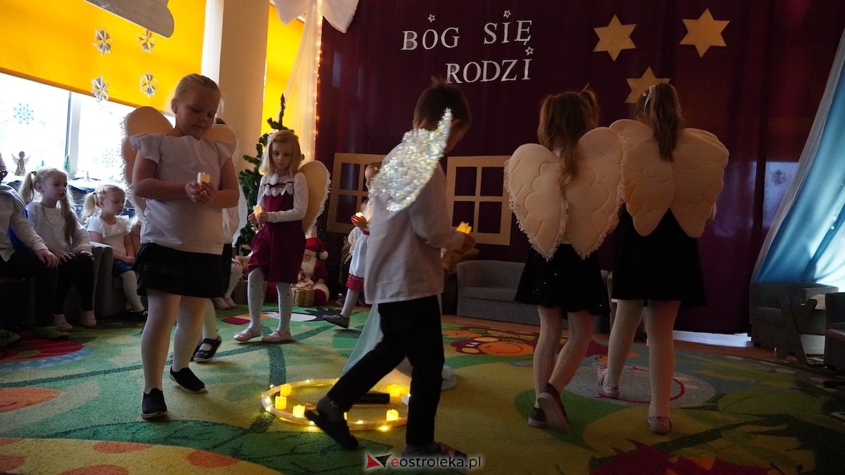 Jasełka i wspólne kolędowanie Przedszkole Miejskie Kraina Marzeń w Ostrołęce [12.12.2025] - zdjęcie #83 - eOstroleka.pl