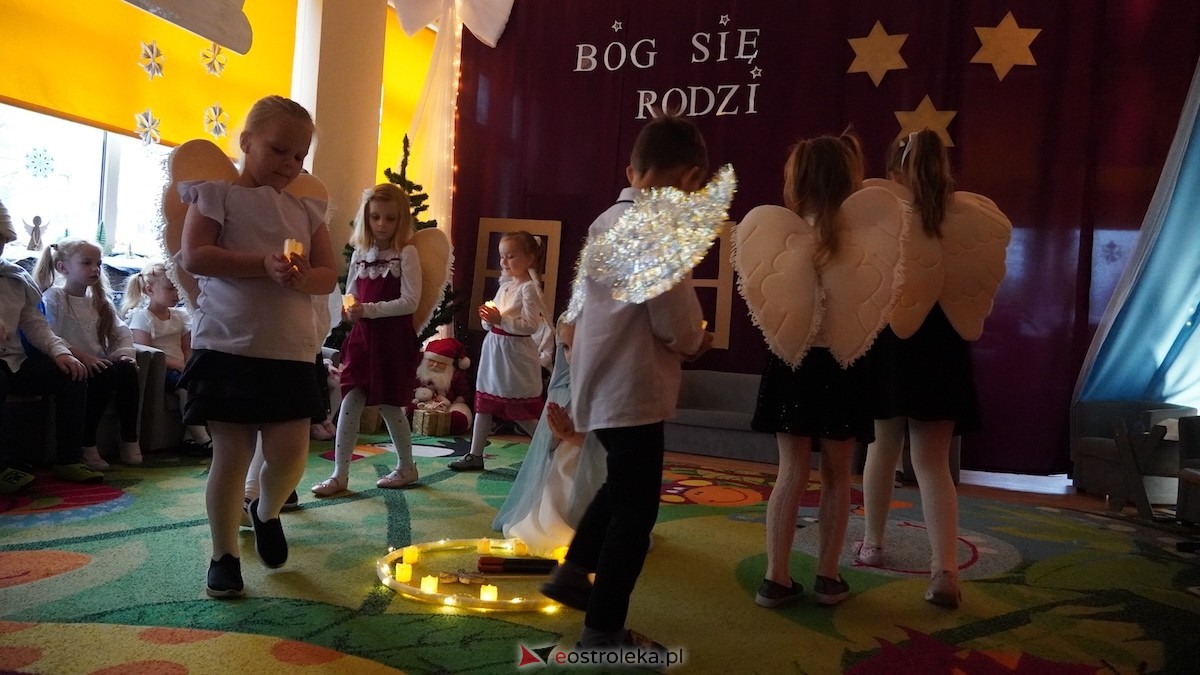 Jasełka i wspólne kolędowanie Przedszkole Miejskie Kraina Marzeń w Ostrołęce [12.12.2025] - zdjęcie #82 - eOstroleka.pl