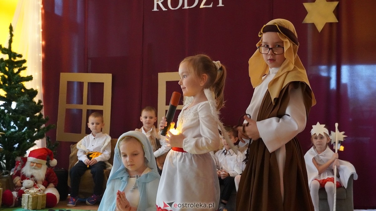 Jasełka i wspólne kolędowanie Przedszkole Miejskie Kraina Marzeń w Ostrołęce [12.12.2025] - zdjęcie #81 - eOstroleka.pl