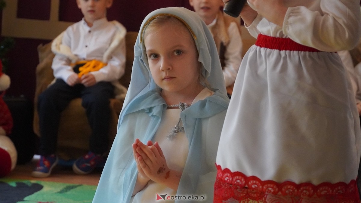Jasełka i wspólne kolędowanie Przedszkole Miejskie Kraina Marzeń w Ostrołęce [12.12.2025] - zdjęcie #78 - eOstroleka.pl