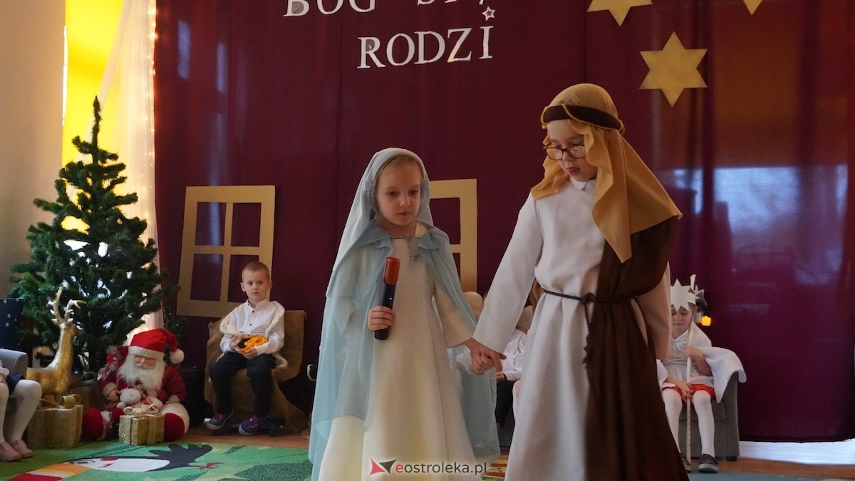 Jasełka i wspólne kolędowanie Przedszkole Miejskie Kraina Marzeń w Ostrołęce [12.12.2025] - zdjęcie #75 - eOstroleka.pl