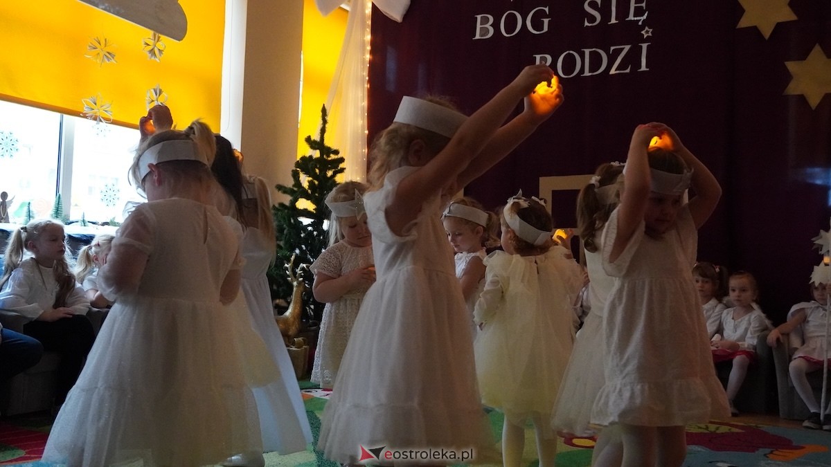 Jasełka i wspólne kolędowanie Przedszkole Miejskie Kraina Marzeń w Ostrołęce [12.12.2025] - zdjęcie #73 - eOstroleka.pl