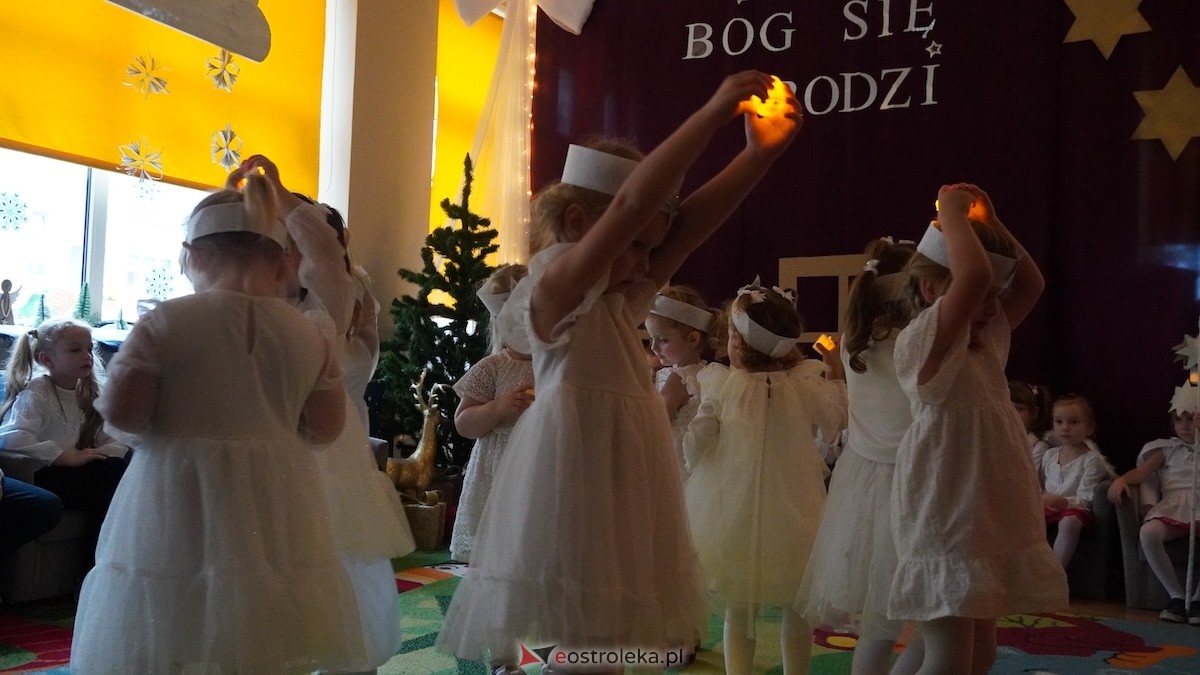 Jasełka i wspólne kolędowanie Przedszkole Miejskie Kraina Marzeń w Ostrołęce [12.12.2025] - zdjęcie #72 - eOstroleka.pl