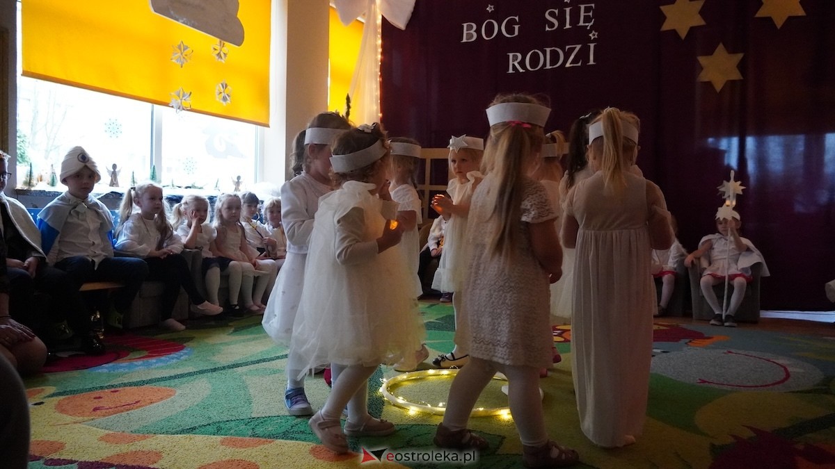 Jasełka i wspólne kolędowanie Przedszkole Miejskie Kraina Marzeń w Ostrołęce [12.12.2025] - zdjęcie #71 - eOstroleka.pl