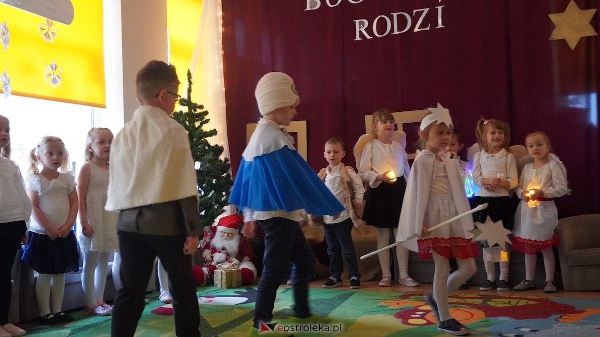 Jasełka i wspólne kolędowanie Przedszkole Miejskie Kraina Marzeń w Ostrołęce [12.12.2025] - zdjęcie #58 - eOstroleka.pl