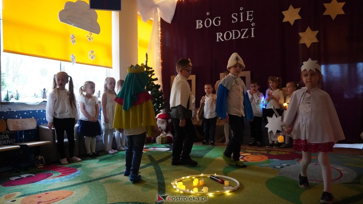 Jasełka i wspólne kolędowanie Przedszkole Miejskie Kraina Marzeń w Ostrołęce [12.12.2025] - zdjęcie #57 - eOstroleka.pl
