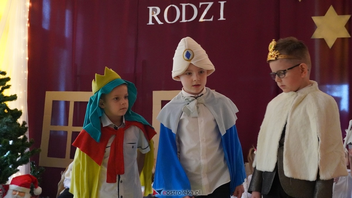 Jasełka i wspólne kolędowanie Przedszkole Miejskie Kraina Marzeń w Ostrołęce [12.12.2025] - zdjęcie #56 - eOstroleka.pl