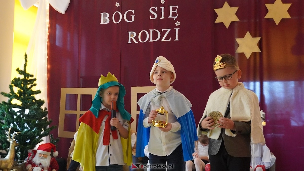 Jasełka i wspólne kolędowanie Przedszkole Miejskie Kraina Marzeń w Ostrołęce [12.12.2025] - zdjęcie #49 - eOstroleka.pl
