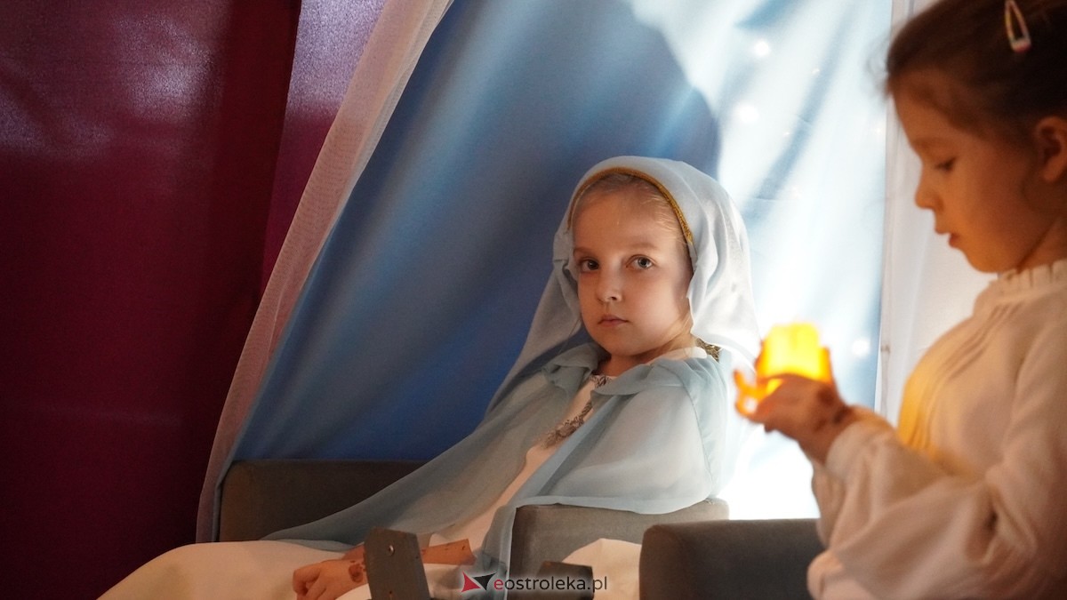 Jasełka i wspólne kolędowanie Przedszkole Miejskie Kraina Marzeń w Ostrołęce [12.12.2025] - zdjęcie #47 - eOstroleka.pl