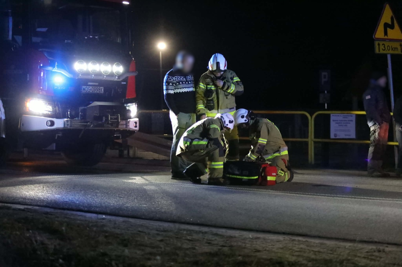 Wypadek w Łęgu Starościńskim - potrącenie pieszego [12.12.2025] - zdjęcie #12 - eOstroleka.pl