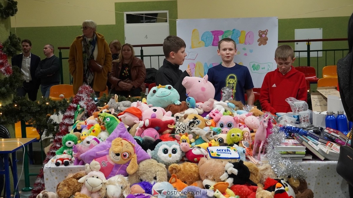 III Szkolny Kiermasz Bożonarodzeniowy w Rzekuniu [12.12.2025] - zdjęcie #51 - eOstroleka.pl