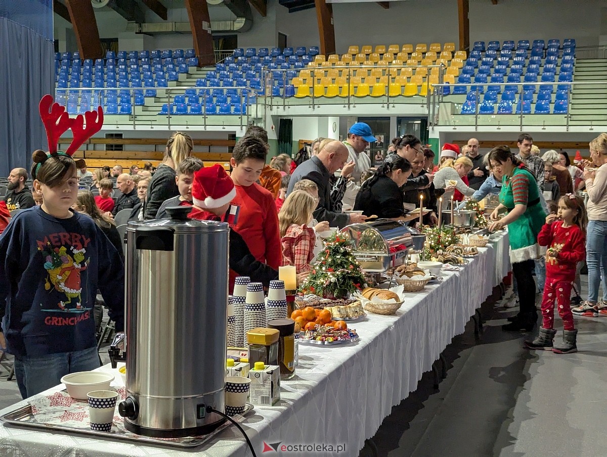 Wigilijne spotkanie dla podopiecznych Zespołu Placówek Wsparcia Dziennego [12.12.2025] - zdjęcie #20 - eOstroleka.pl