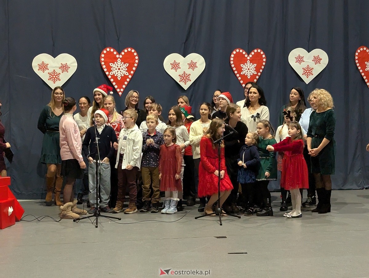 Wigilijne spotkanie dla podopiecznych Zespołu Placówek Wsparcia Dziennego [12.12.2025] - zdjęcie #16 - eOstroleka.pl