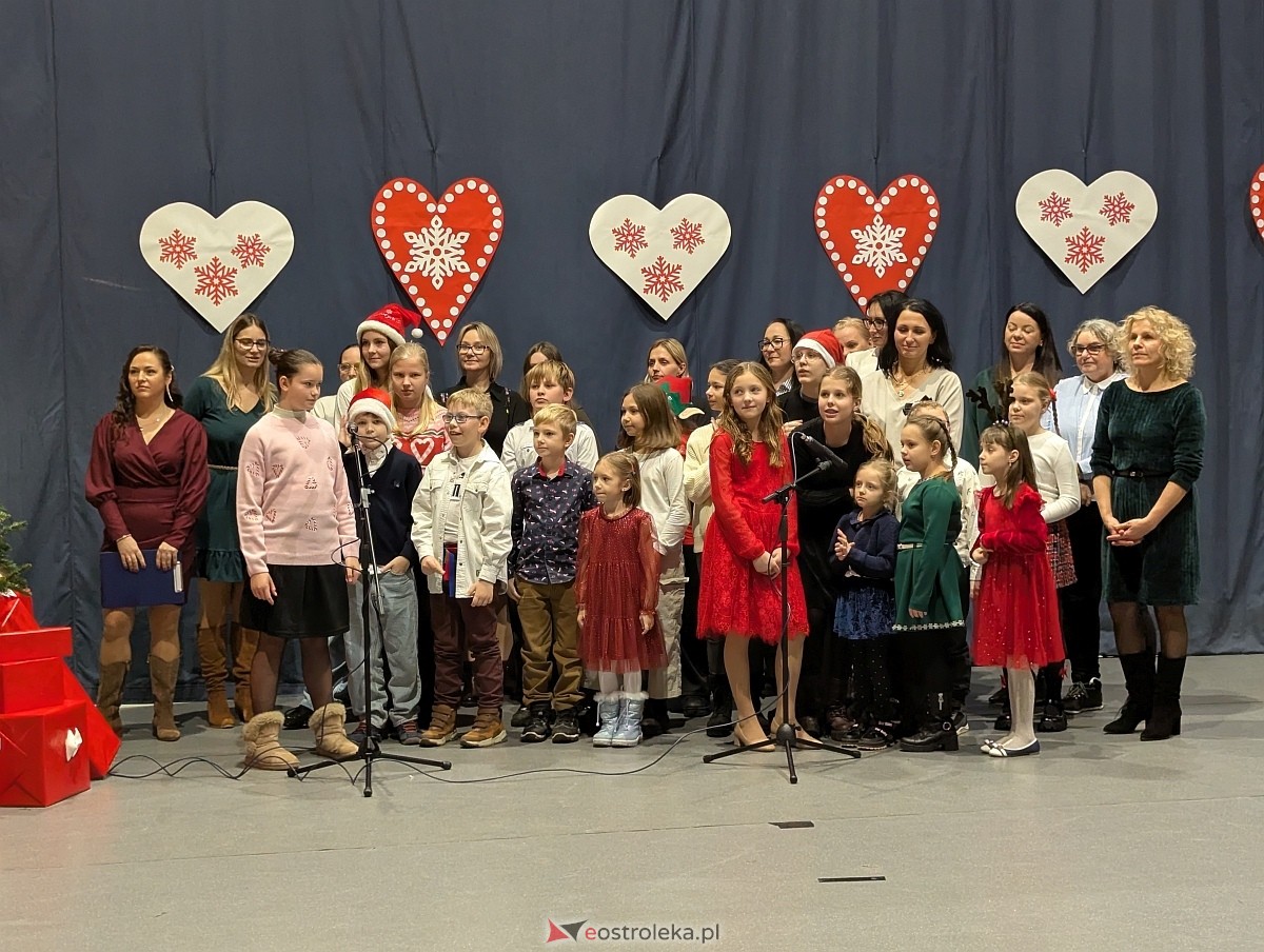 Wigilijne spotkanie dla podopiecznych Zespołu Placówek Wsparcia Dziennego [12.12.2025] - zdjęcie #15 - eOstroleka.pl
