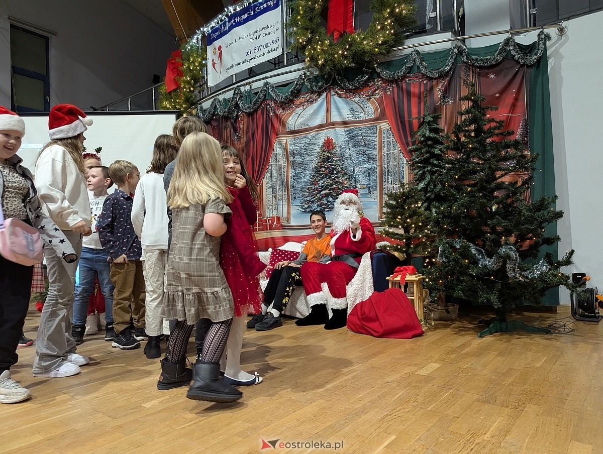Wigilijne spotkanie dla podopiecznych Zespołu Placówek Wsparcia Dziennego [12.12.2025] - zdjęcie #6 - eOstroleka.pl