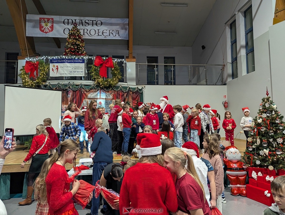 Wigilijne spotkanie dla podopiecznych Zespołu Placówek Wsparcia Dziennego [12.12.2025] - zdjęcie #2 - eOstroleka.pl