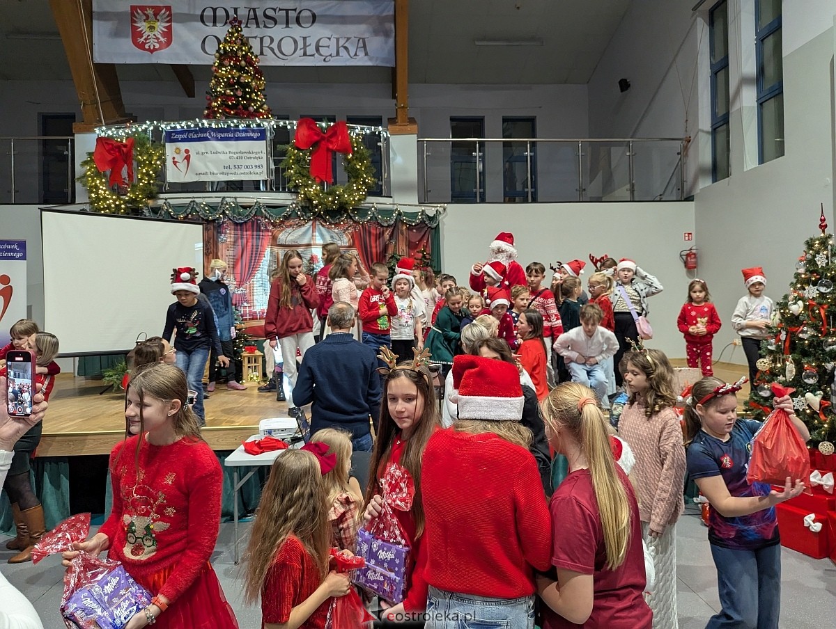 Wigilijne spotkanie dla podopiecznych Zespołu Placówek Wsparcia Dziennego [12.12.2025] - zdjęcie #1 - eOstroleka.pl