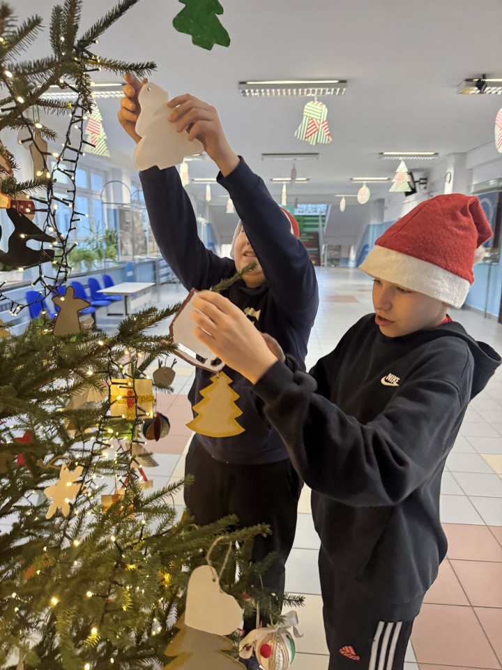 Magia świąt w Szkole Podstawowej nr 10 w Ostrołęce [12.12.2025] - zdjęcie #29 - eOstroleka.pl